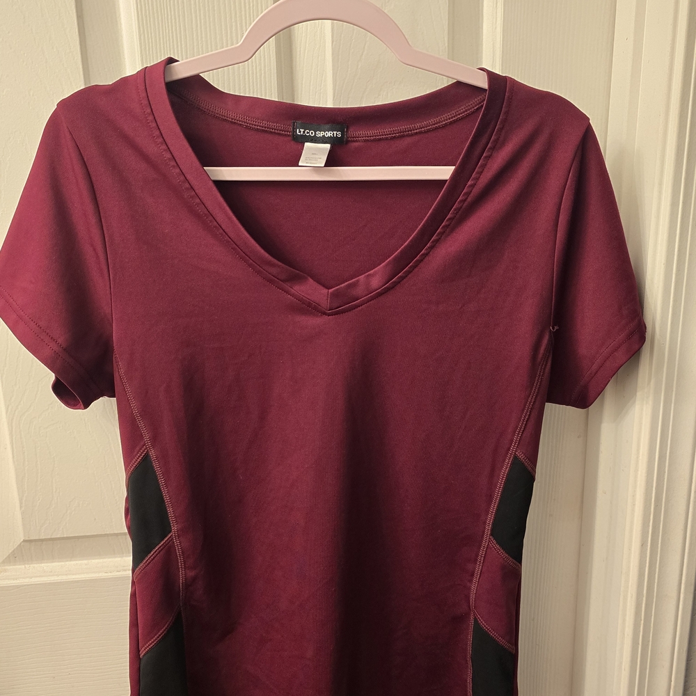 Women's V-Neck Short Sleeve Tee in Burgundy